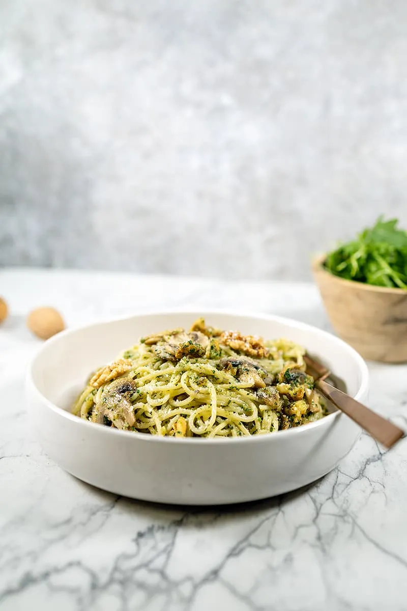 Pasta met walnotenpesto en rucola