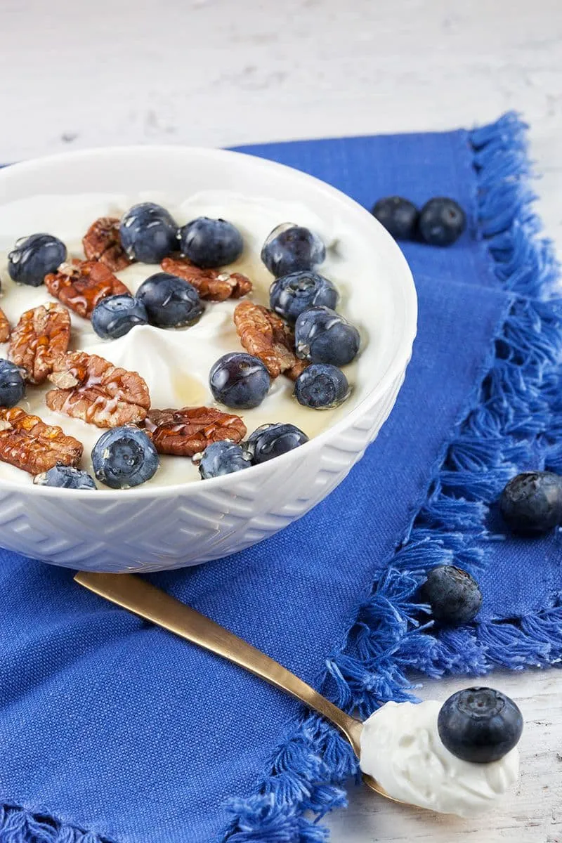 Griekse yoghurt mascarpone met bosbessen en honing
