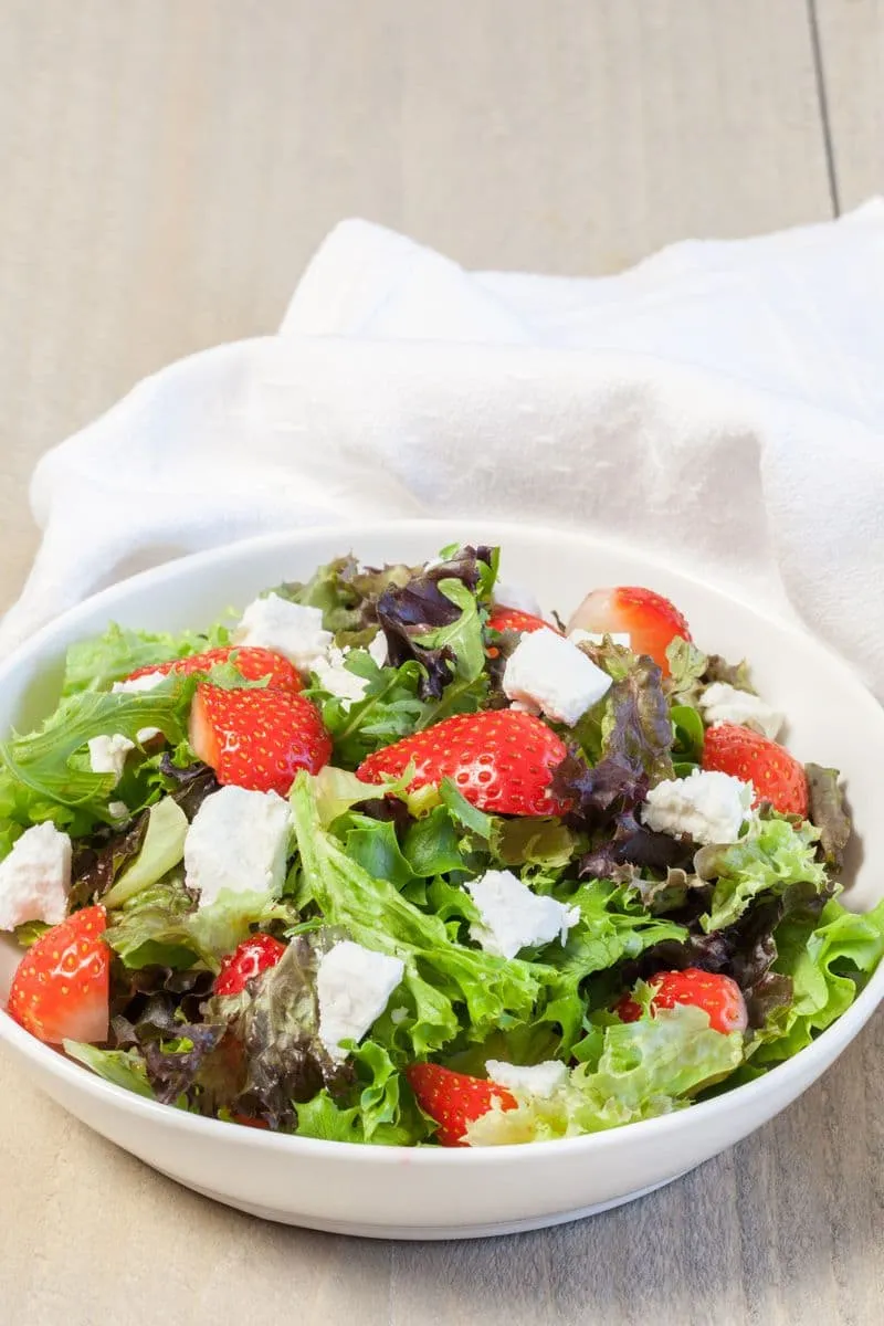 Aardbeiensalade met geitenkaas