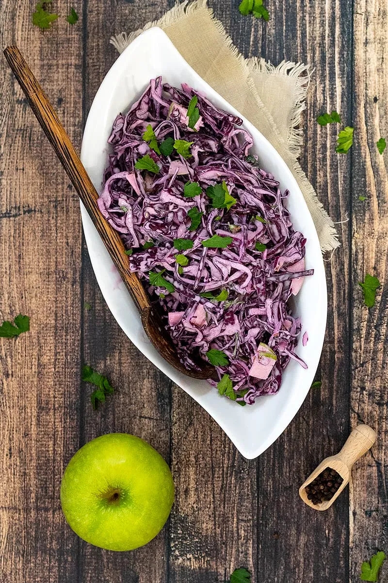 Zelfgemaakte rode koolsalade met appel