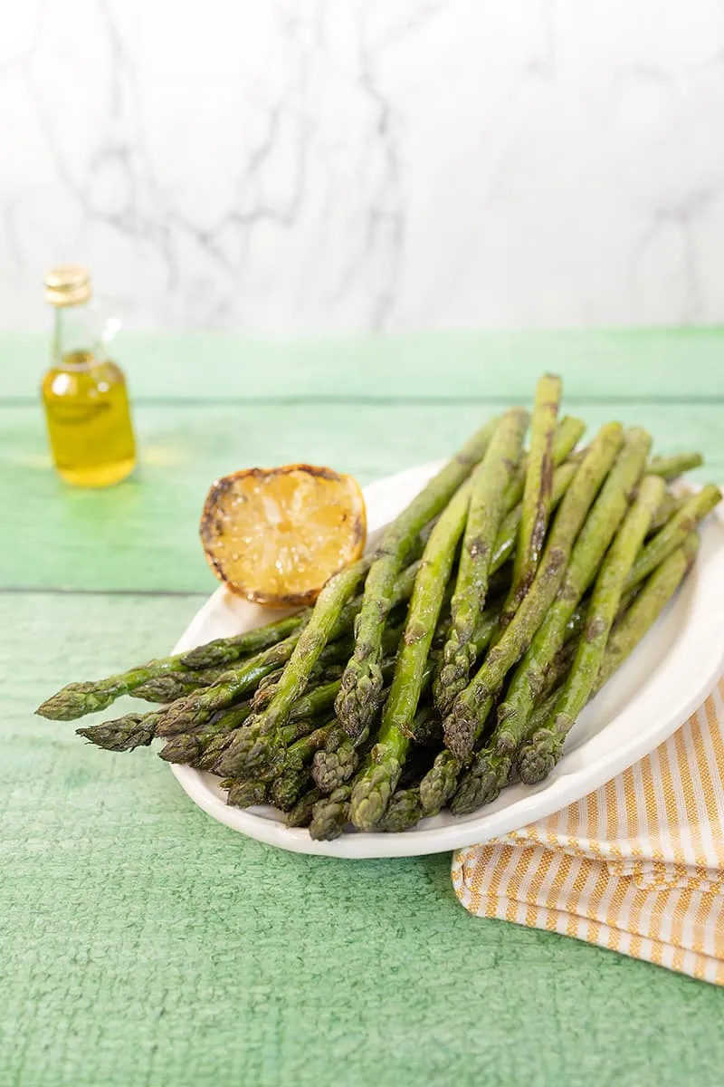 Groene asperges van de BBQ met citroen