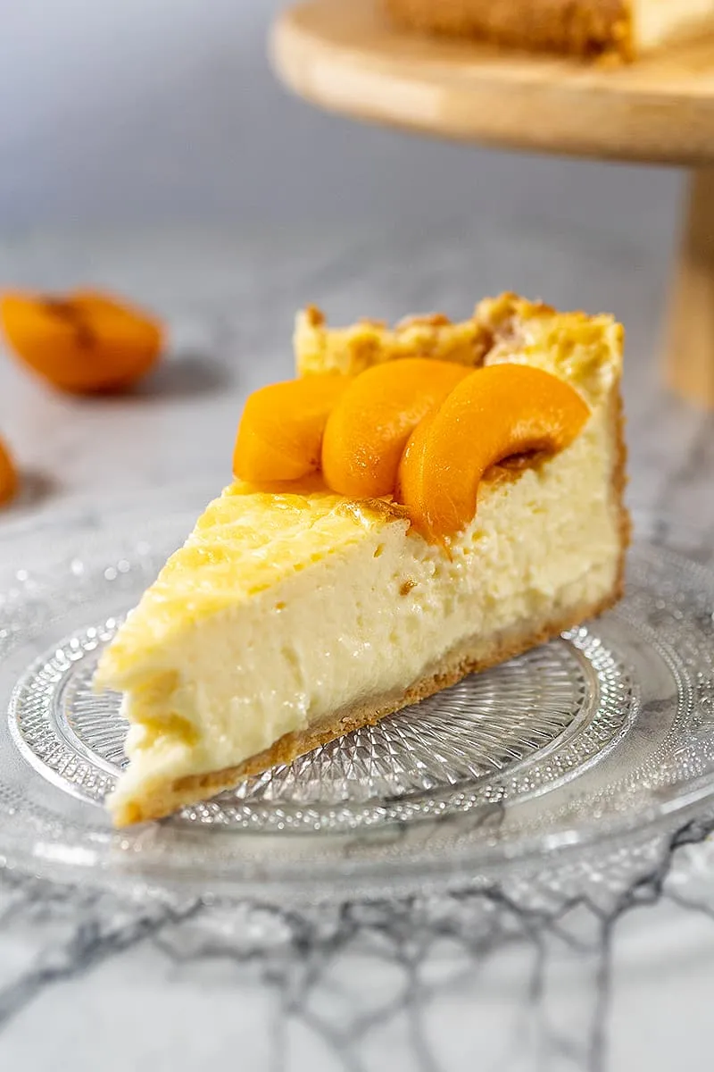 Schmandtorte is een klassieke Duitse cheesecake met fruit