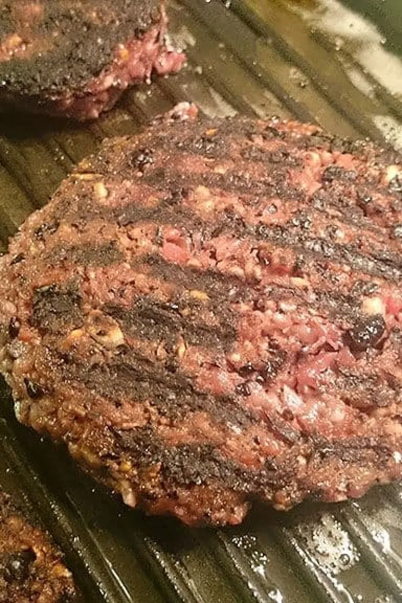 Rode bietenburgers in de pan