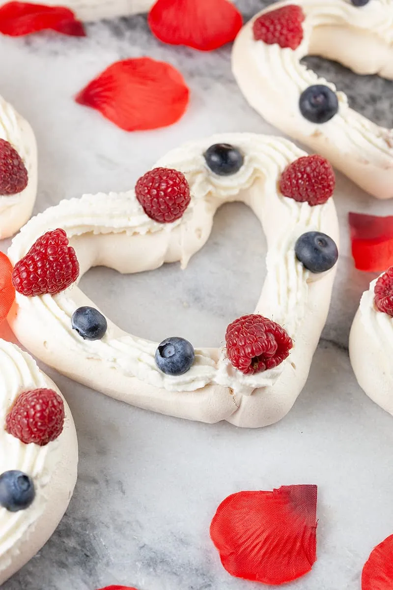 Valentijn pavlova met rood fruit