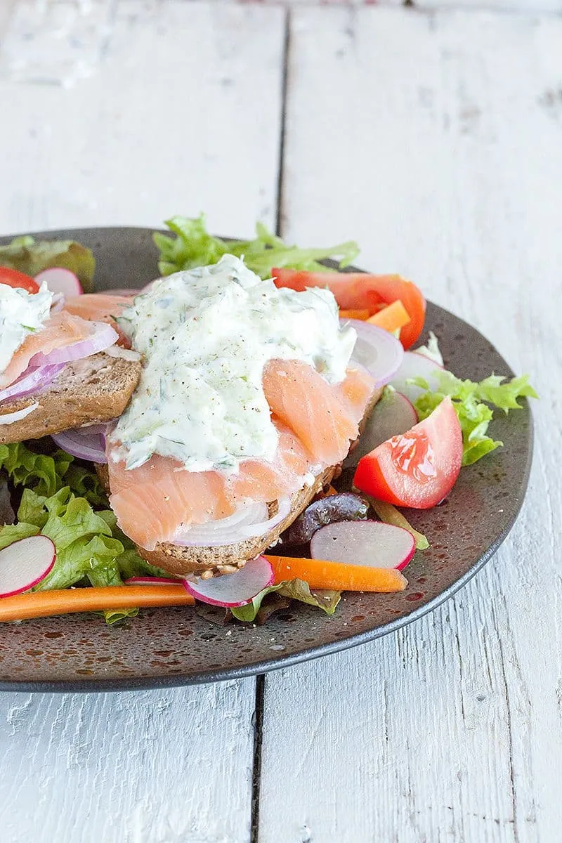 Broodje gerookte zalm en komkommer roomkaas