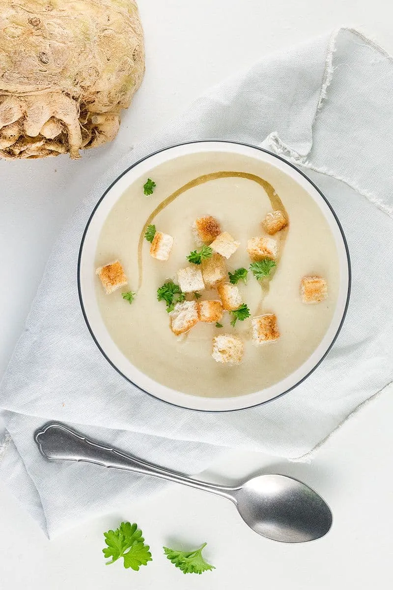 Knolselderij soep met spekvet en croutons