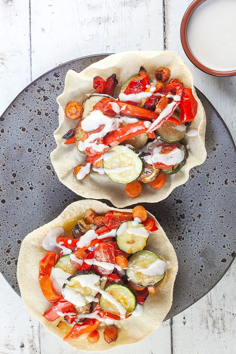 Papadums met geroosterde groenten en tahinisaus