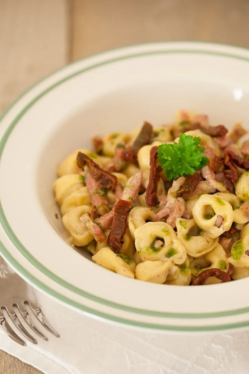 Tortellini met spekjes en kruidenolie