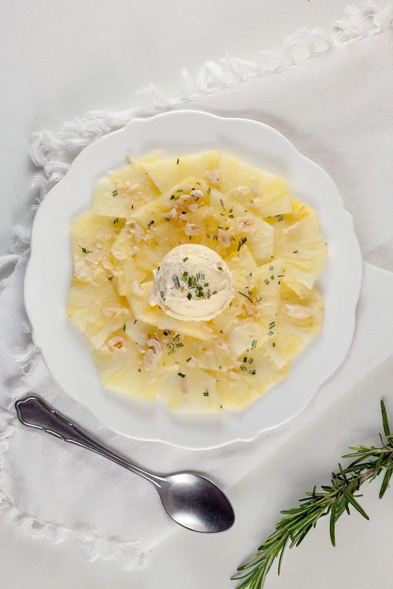 Ananascarpaccio met rozemarijnijs