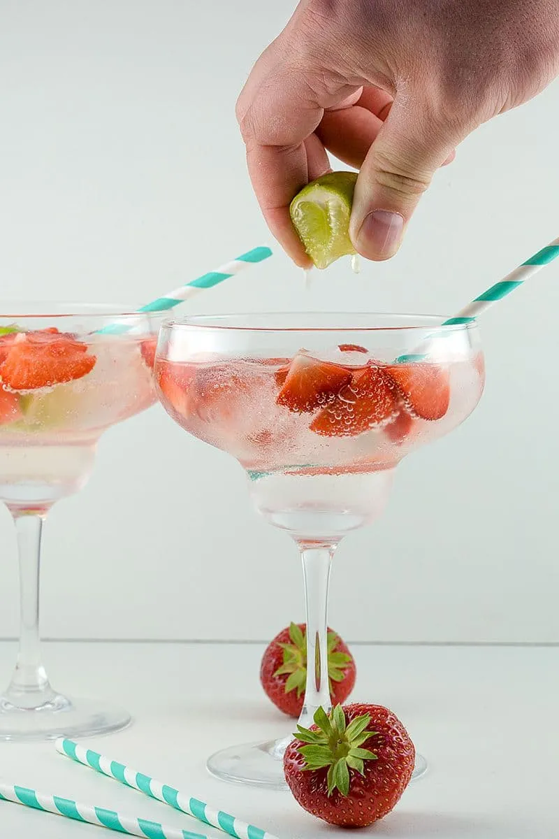 Gin tonic met aardbeien en limoen