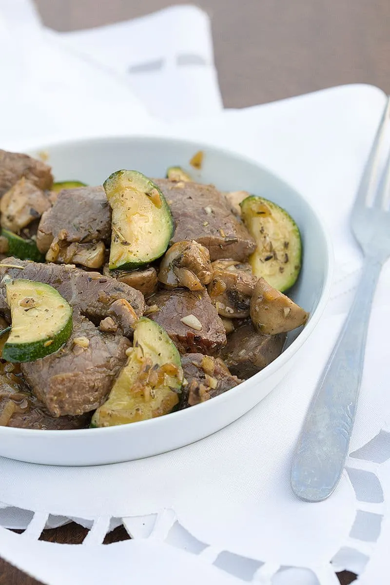 Gemarineerd rundvlees met courgette en champignons