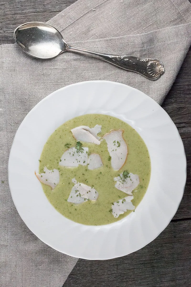 Romige broccolisoep met gerookte kip