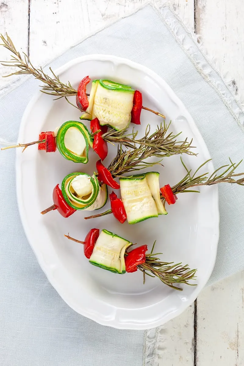 Groenten spiesjes met feta en rozemarijn van de bbq