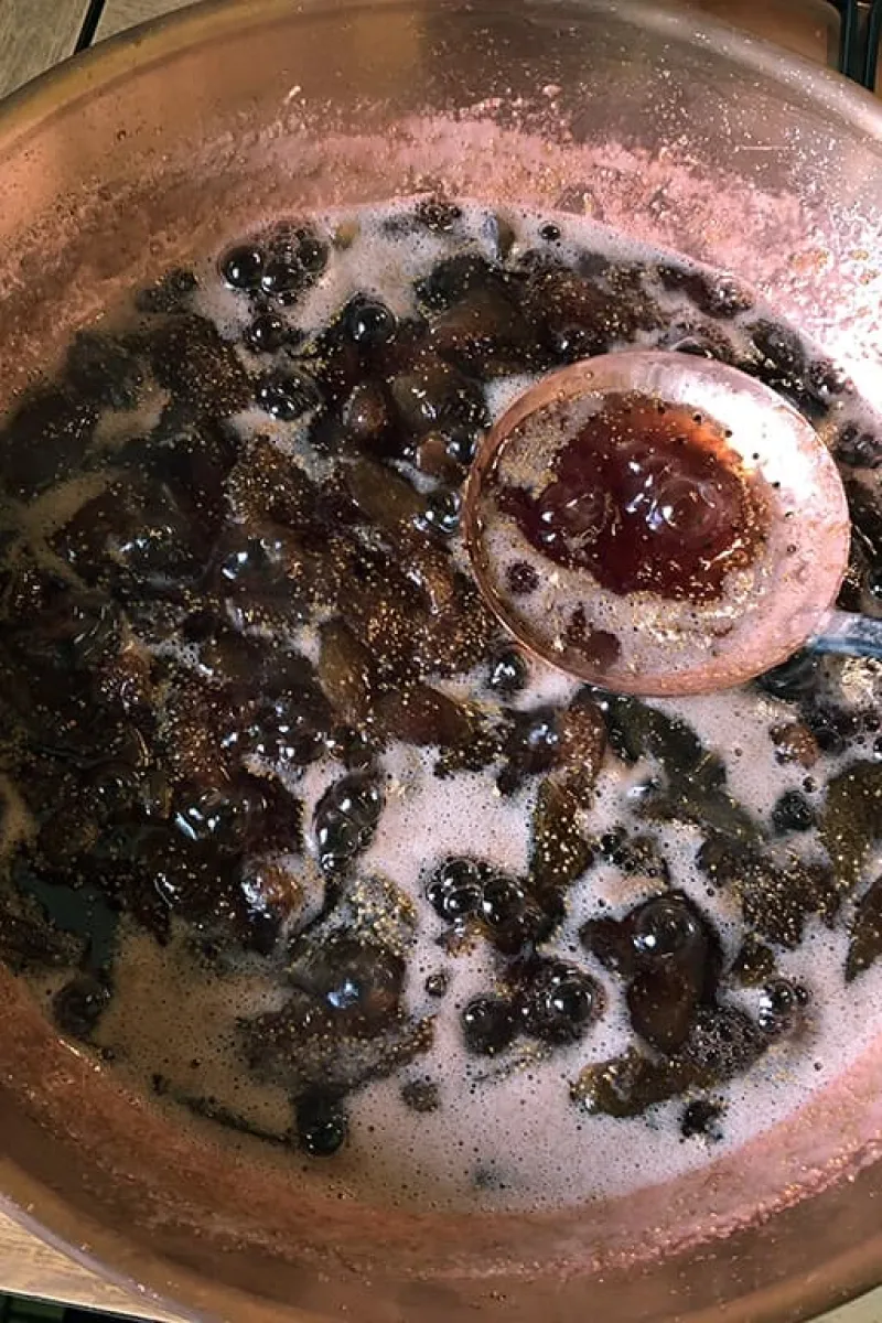 Vijgen in koperen inmaakpan