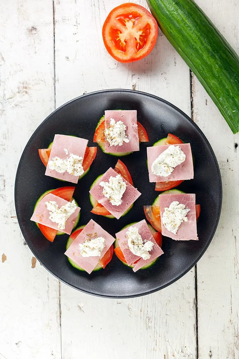 Komkommerhapjes met kruidenkaas en ham