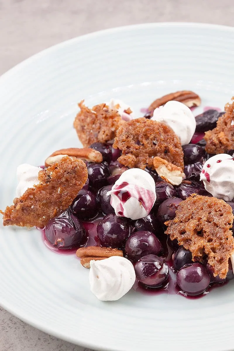 Zoetzure warme kersen met mini meringues