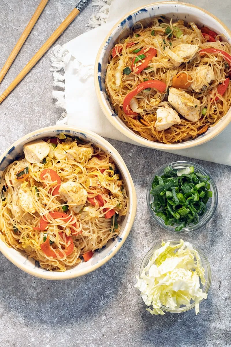 Chinese gebakken mihoen met groenten en kip