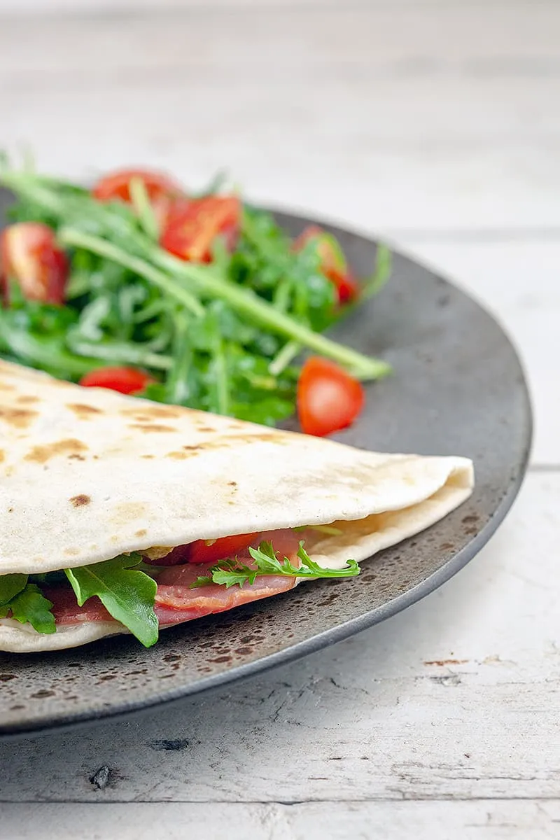 Piadina met rauwe ham en mozzarella