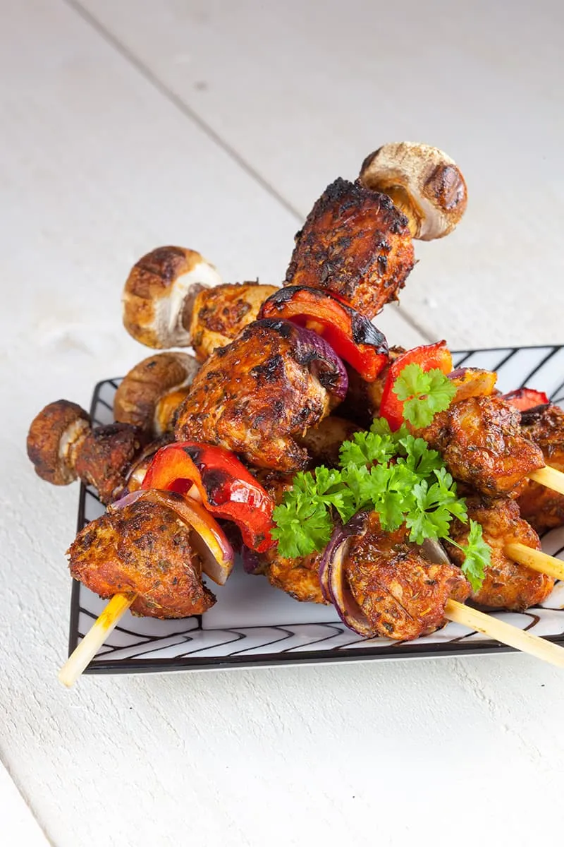 Kip shaslick van de barbecue