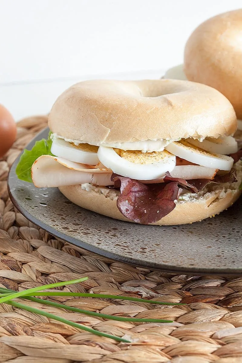 Bagel met roomkaas, ei en gerookte kalkoen