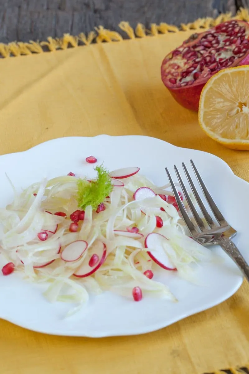Venkelsalade met radijsjes en granaatappel