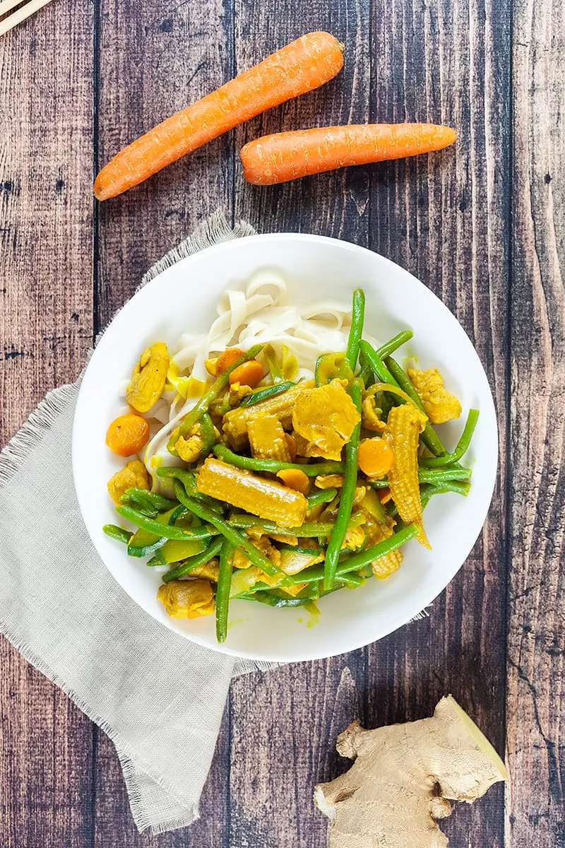 Wokschotel met kip in kurkuma-kokossaus