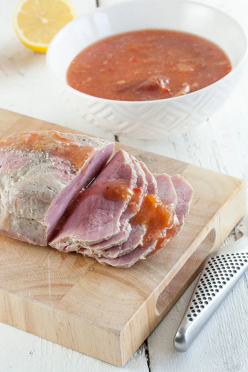 Beenham met pruimen en citroen uit de slowcooker