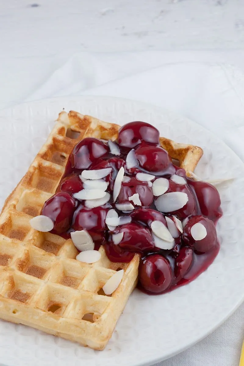 Wafels met warme kersen