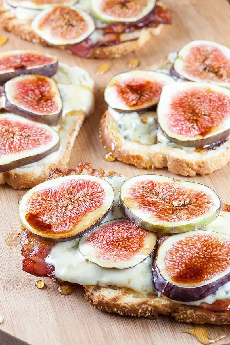 Gegrild broodje met vijgen, bacon en blauwe kaas