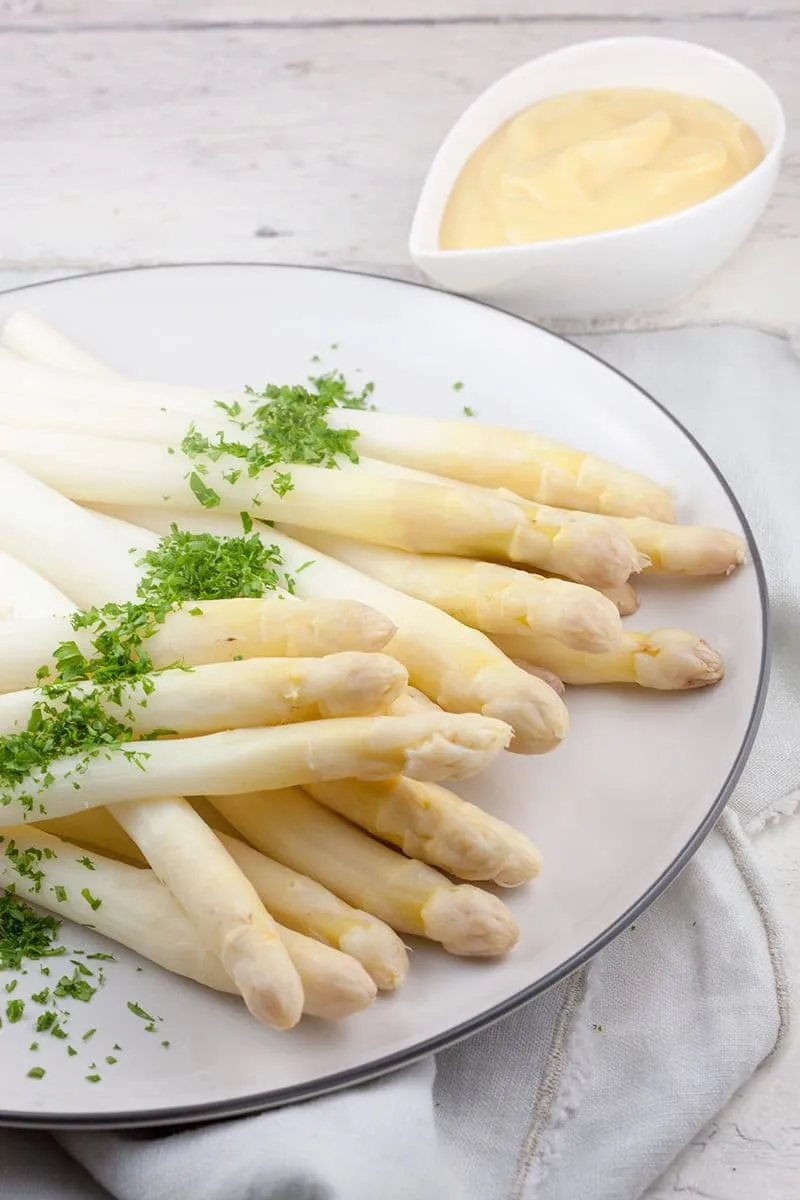Witte asperges met koude Franse mousselinesaus