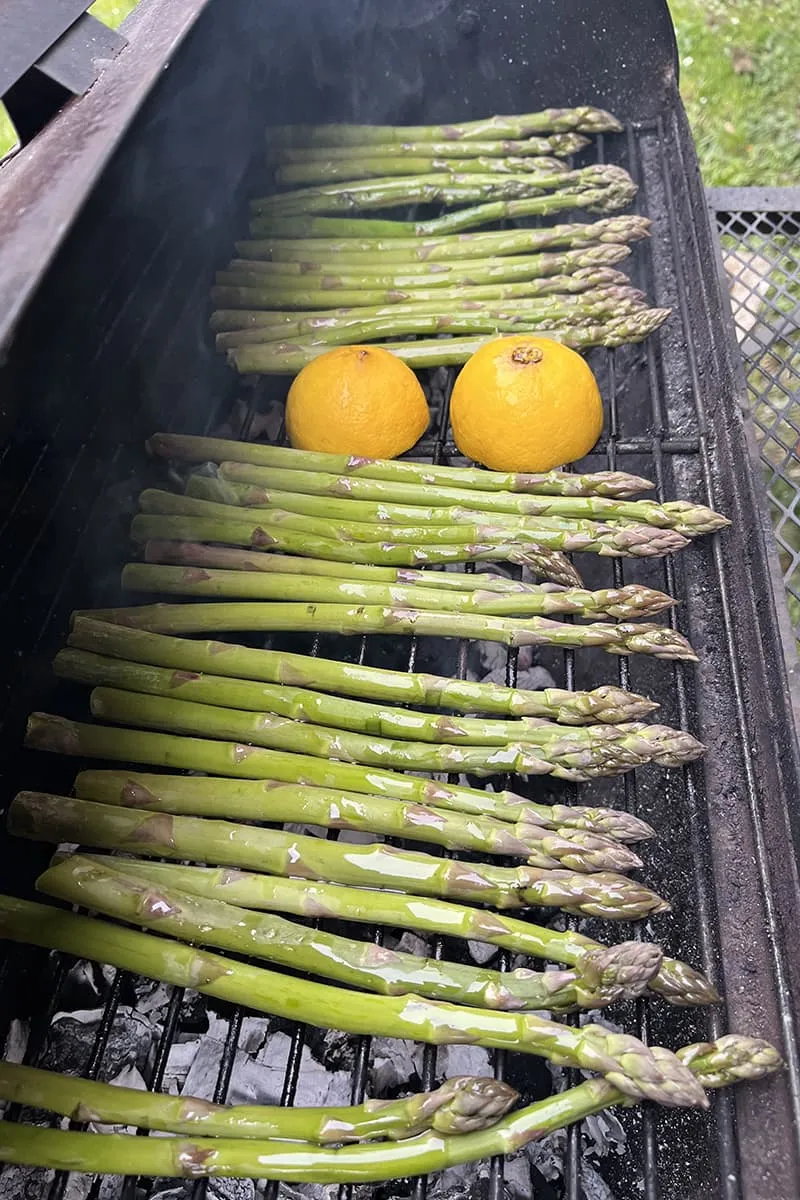 Groene asperges grillen op de barbecue