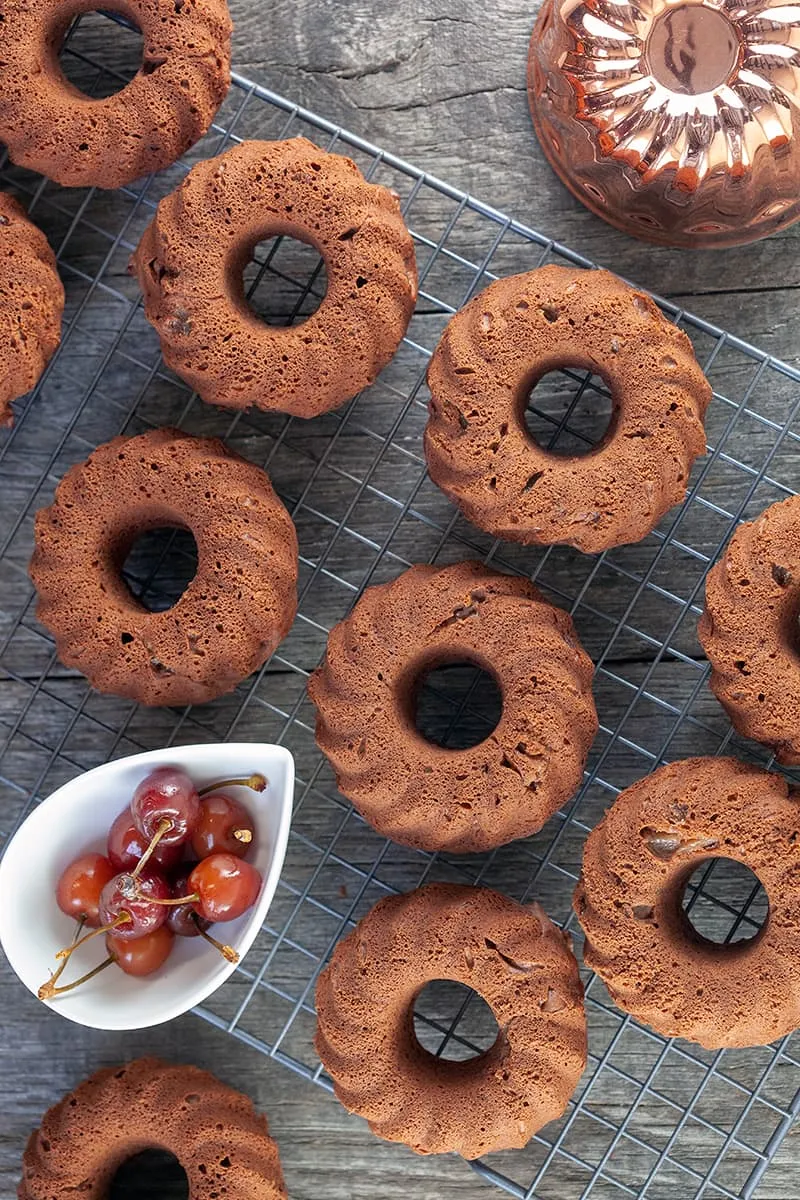Mini chocolade tulband cakejes met kersen