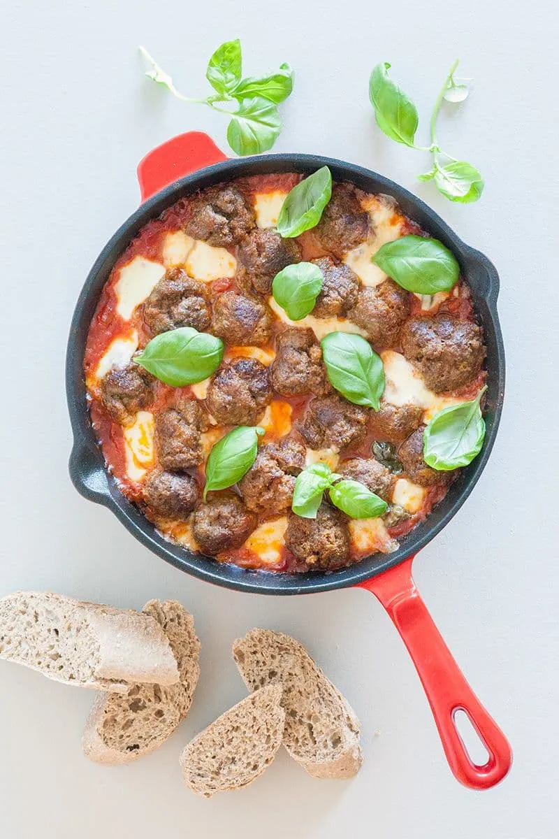 Gehaktballetjes met mozzarella in tomatensaus uit de oven
