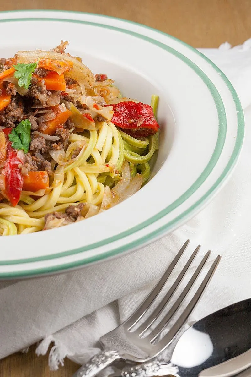Pasta met geroosterde paprika en rund