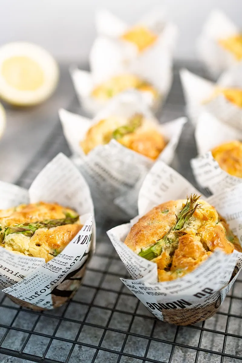 Hartige muffins met groene asperges en kaas