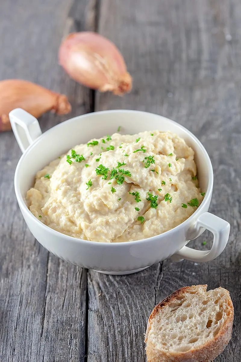 Hummus met gekarameliseerde sjalot