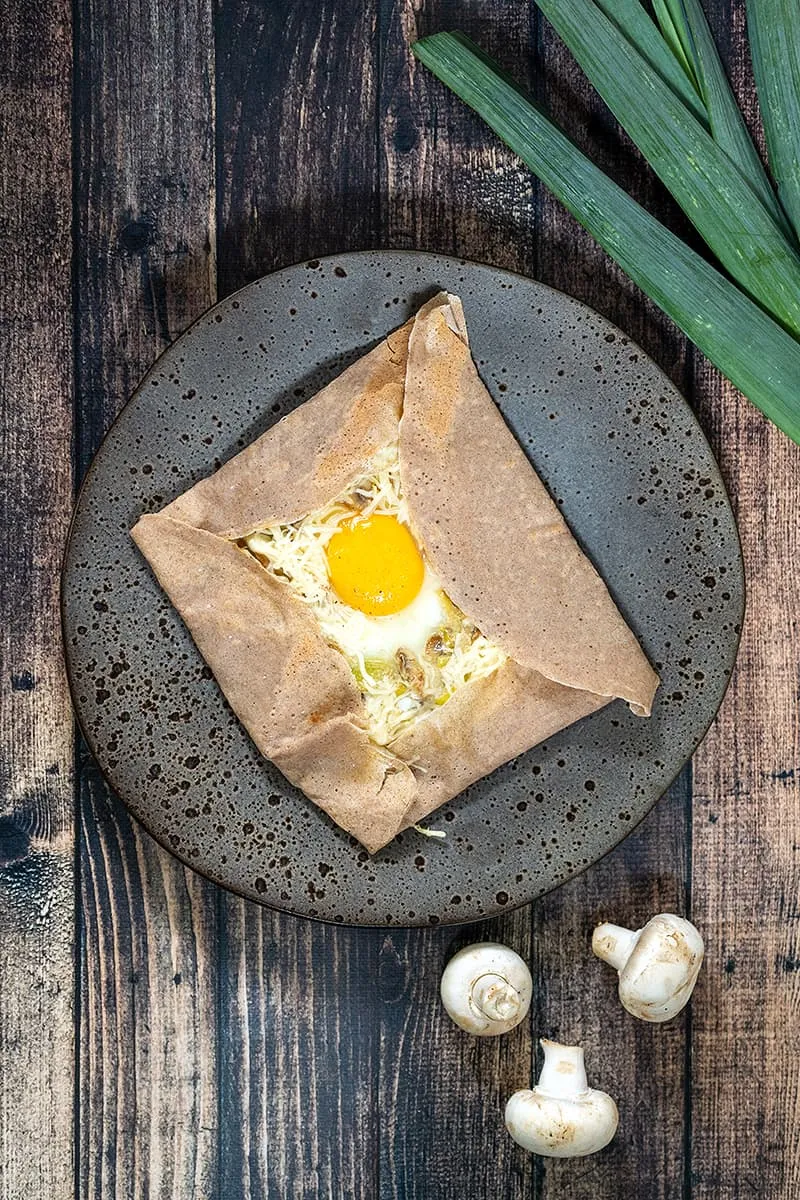 Franse galette Bretonne met champignons en prei - een heerlijke hartige crêpe