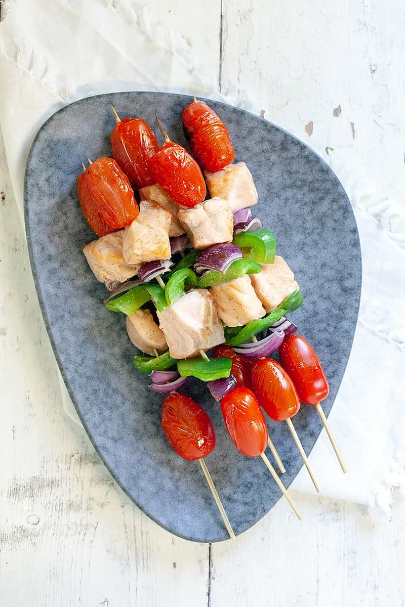 Zalm spiesen van de barbecue
