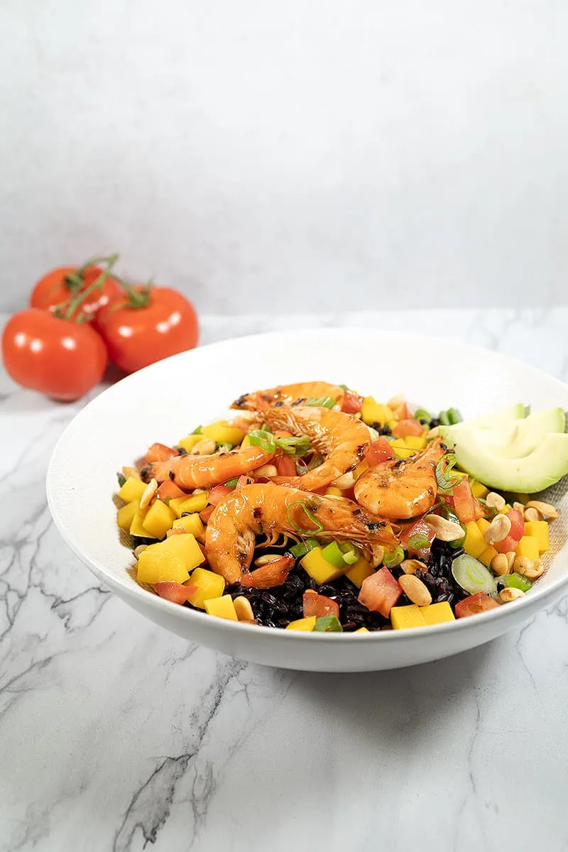 Zwarte rijst met mango en garnalen met knoflook
