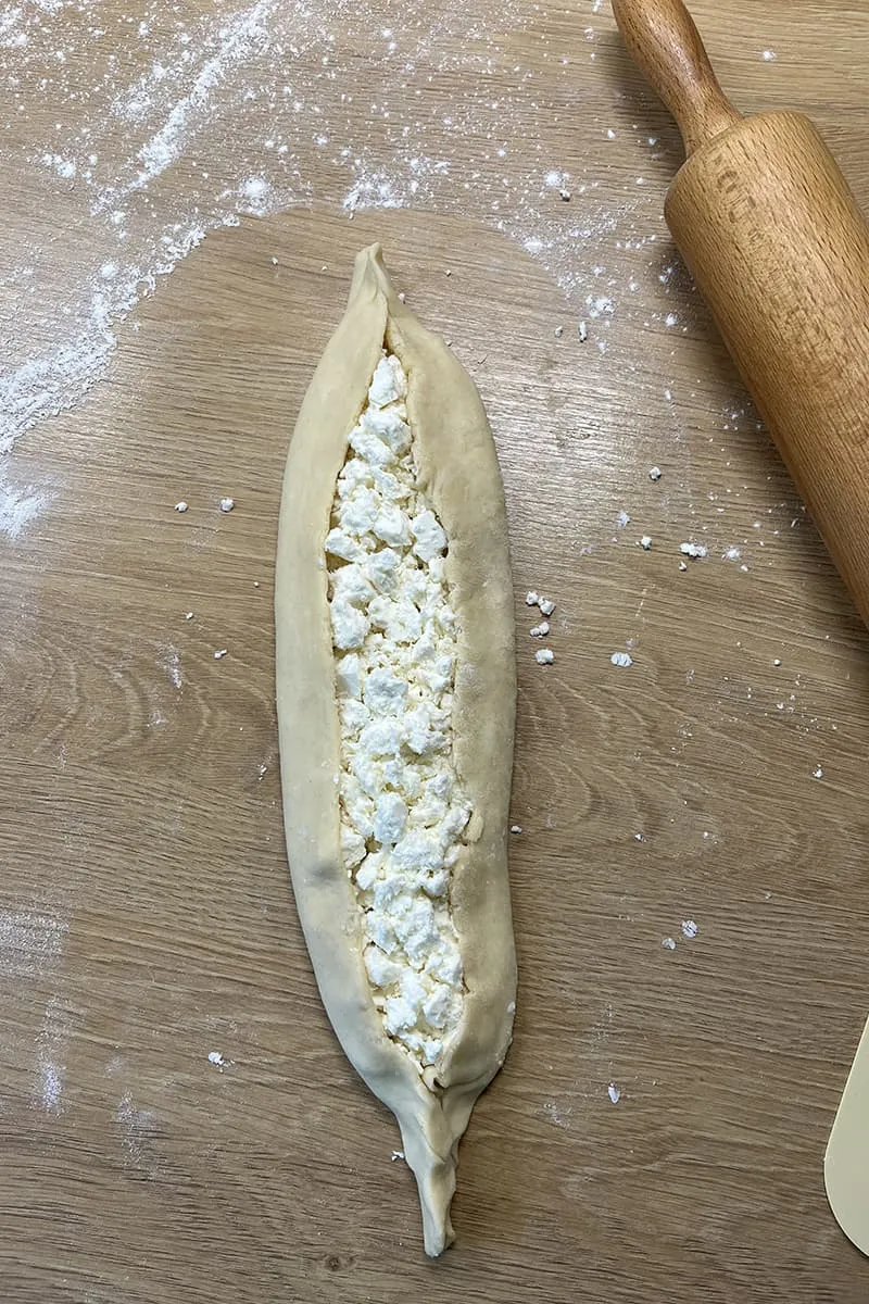 Turkse pide met kaas voorbereiding - stap 1