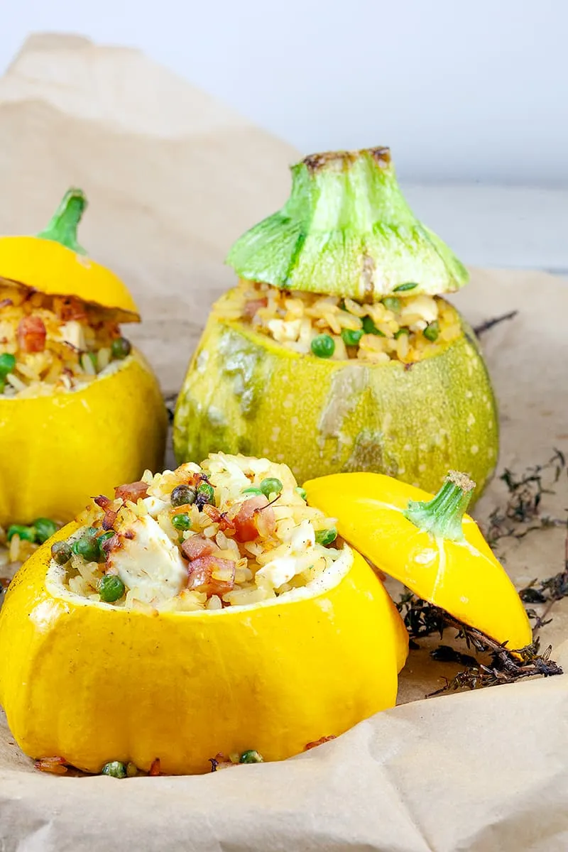 Gevulde courgette met rijst en erwtjes