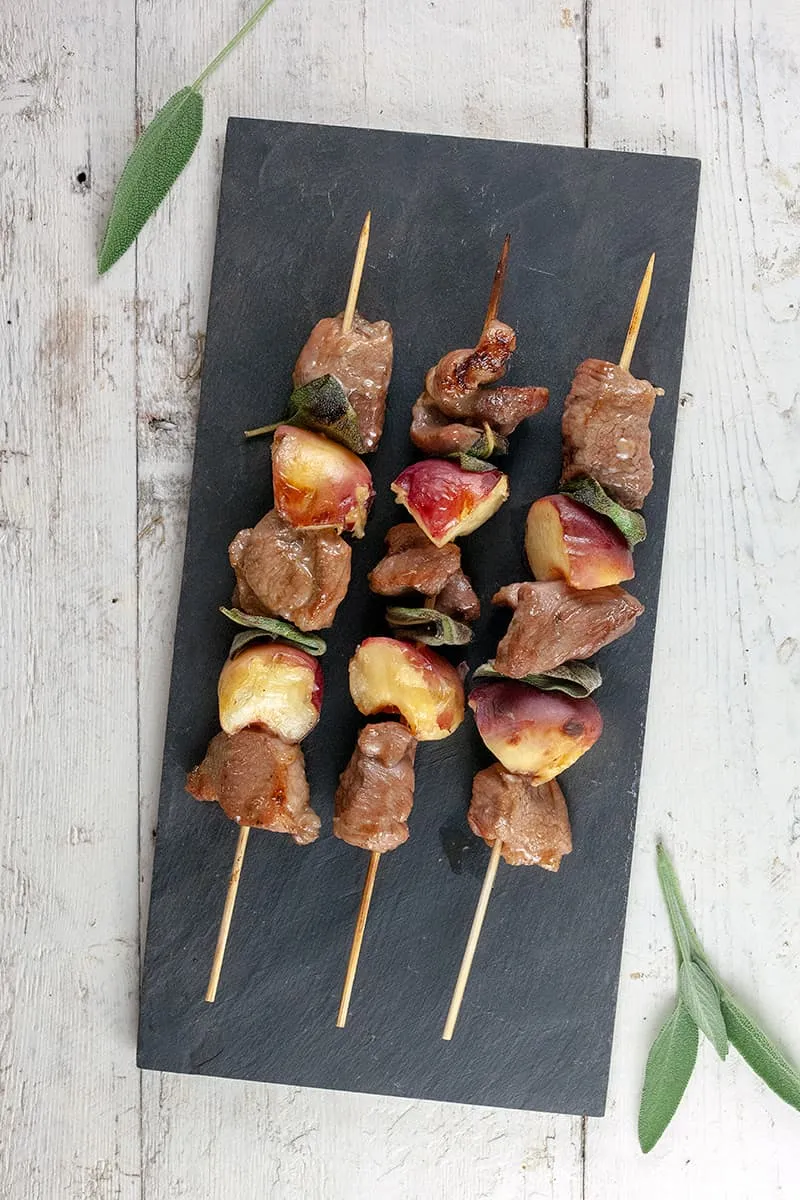 BBQ varkensvlees en perzik spiesen