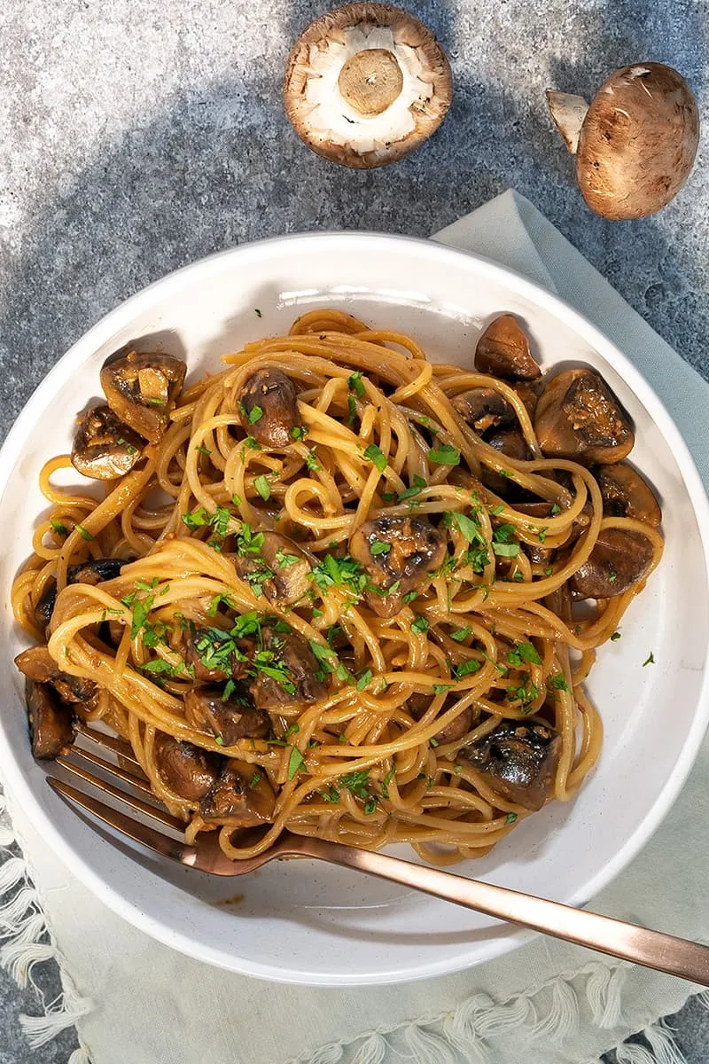 Romige miso pasta met champignons