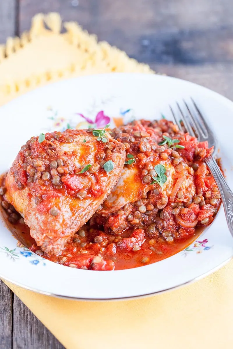Rustieke kippenbouten met linzen en tomaten