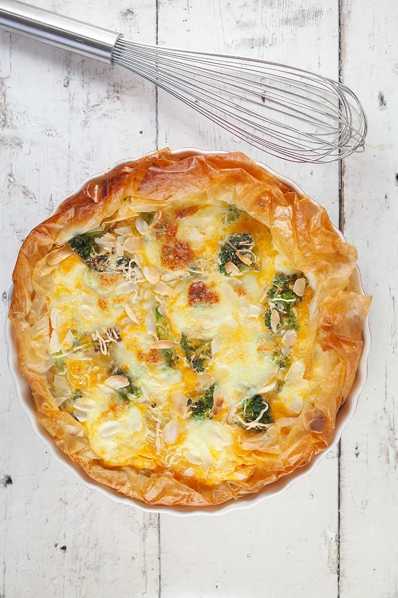Vegetarische filodeeg taart met broccoli