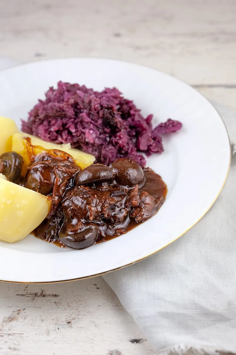 Stoofvlees met appelstroop en champignons
