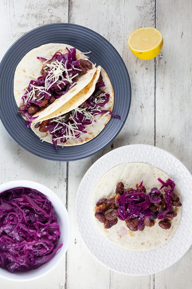 Mini tortilla's met gebakken bonen en rode kool
