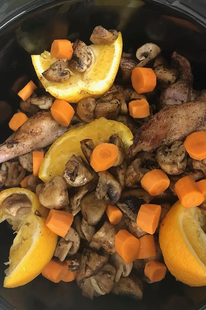 Konijn in de slowcooker aan het garen
