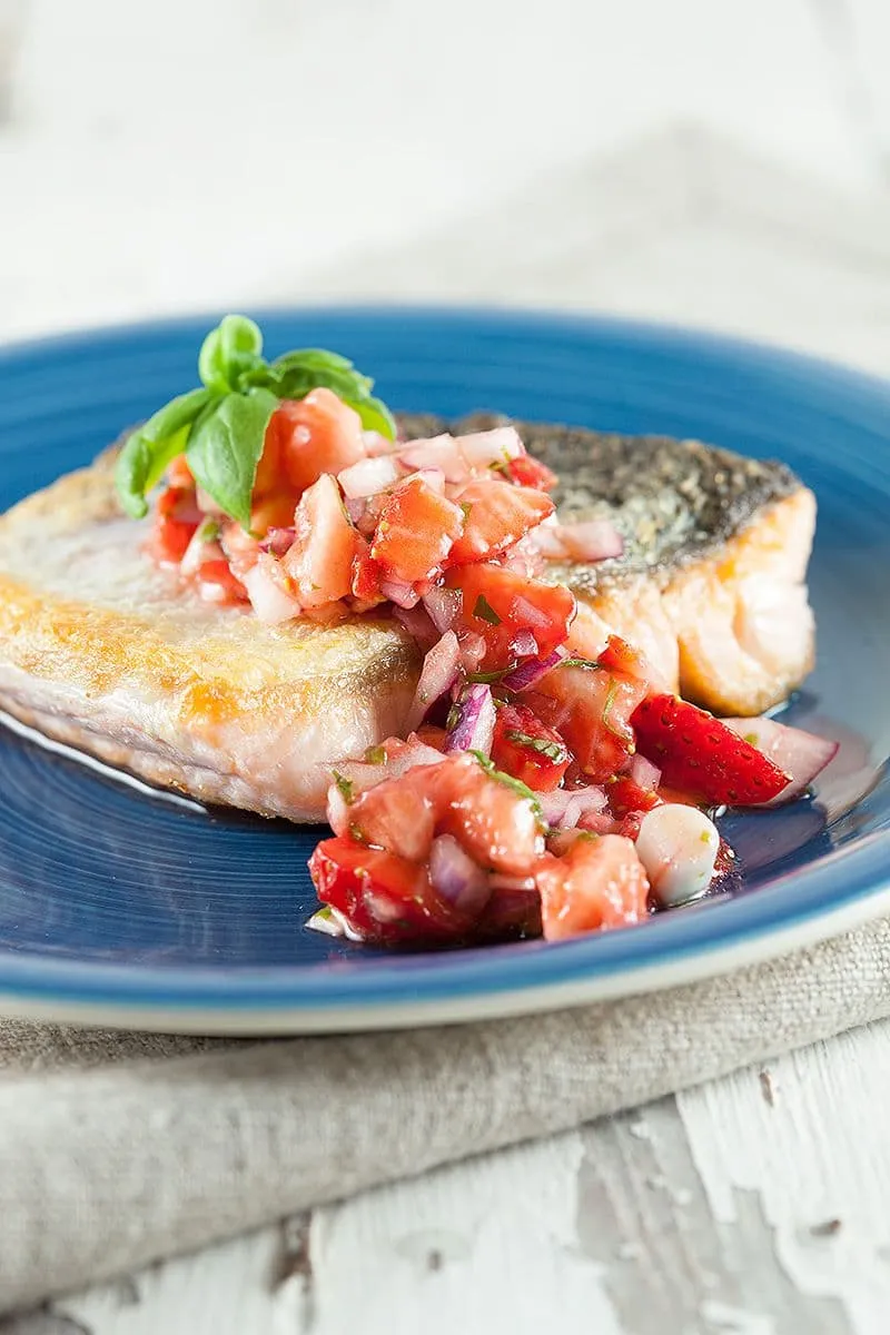 Gebakken zalm met aardbeiensalsa