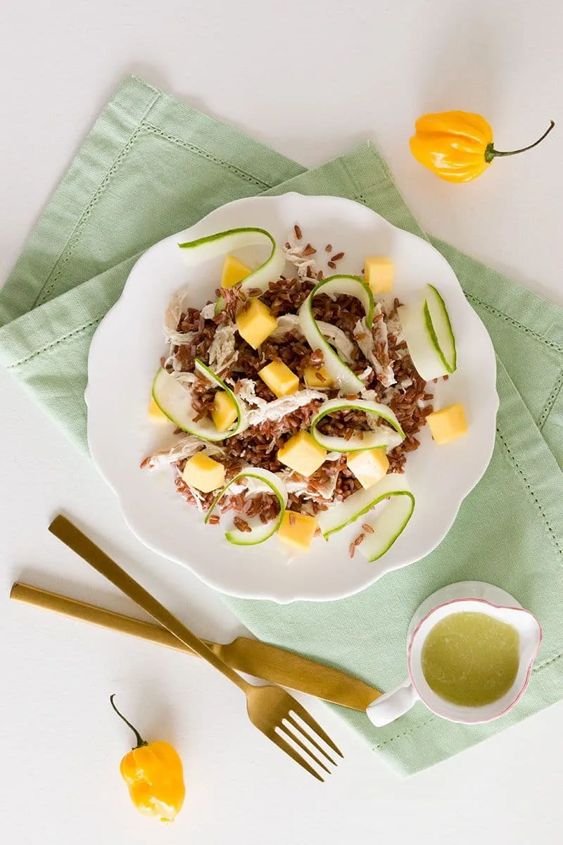 Pittige rode rijst salade met kip en mango